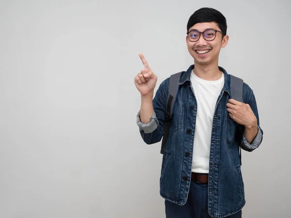 Veselý Asijský Muž Džíny Košile Úsměv Gesto Ukazováček Kopírovat Prostor — Stock fotografie