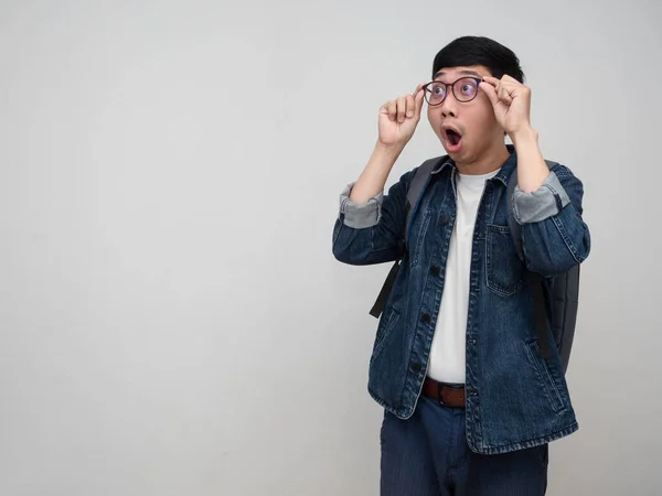 Aziatisch Man Jeans Shirt Dragen Bril Draagtas Gebaar Geschokt Kijken — Stockfoto