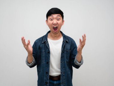 Asyalı erkek kot gömleği yüzünden kendini soyutlanmış hissediyor.