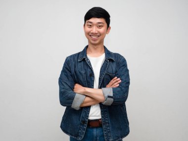 Pozitif erkek pantolonu yakışıklı bir jest kollarını kavuşturup gülümseme izole