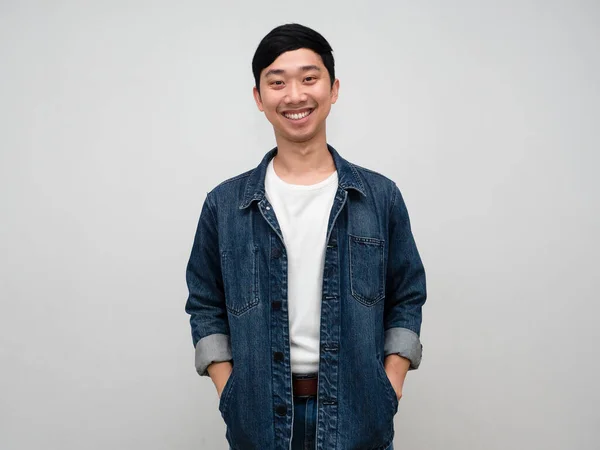 Pozytywny Azji Człowiek Dżinsy Koszula Szczęśliwy Uśmiech Stojący Pchnąć Ręce — Zdjęcie stockowe