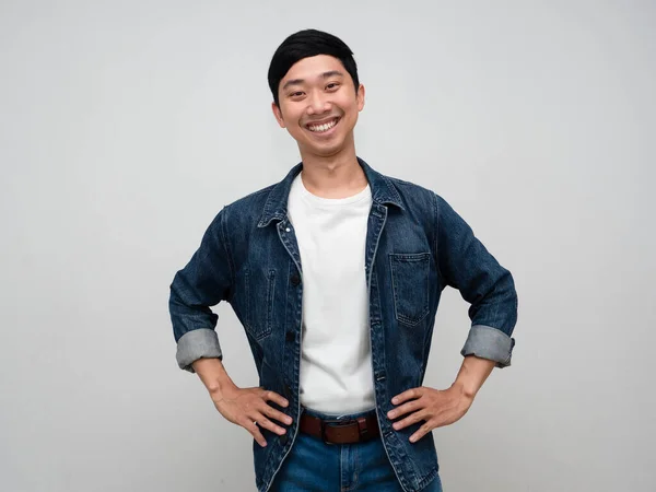 Positivo Asiático Hombre Feliz Sonrisa Jeans Camisa Gesto Manos Cintura — Foto de Stock