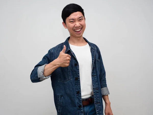Positivo Asiático Hombre Jeans Camisa Siente Feliz Mostrar Pulgar Hacia —  Fotos de Stock