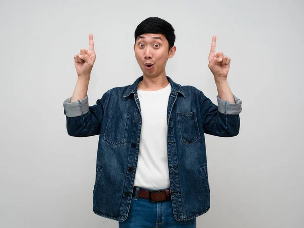 Schöner Asiatischer Mann Jeans Hemd Stehend Zeigefinger Nach Oben Isoliert — Stockfoto