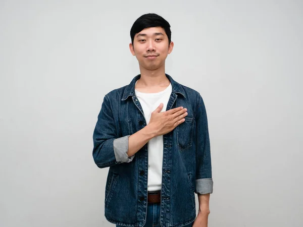 Positivo Asiático Homem Jeans Camisa Gesto Segurar Seu Peito Desejo — Fotografia de Stock