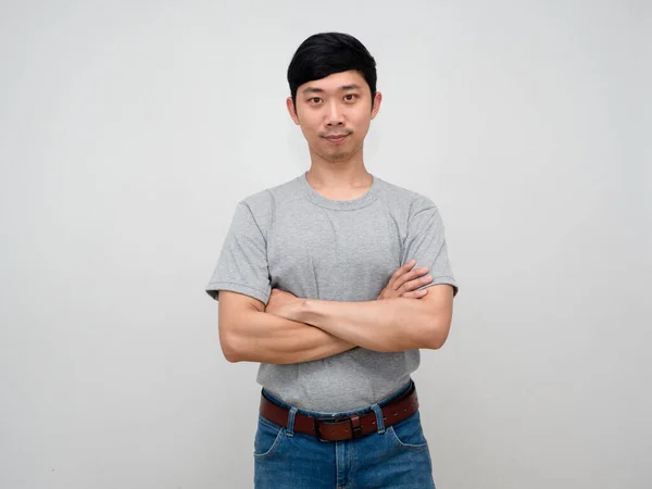 積極的なハンサムなアジア人男性グレーシャツ交差腕と笑顔の肖像画孤立 — ストック写真