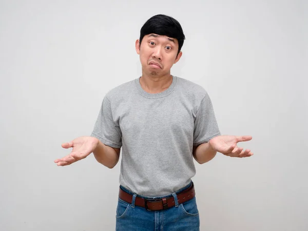 Ásia Homem Cinza Camisa Stand Mostrar Mãos Para Cima Sente — Fotografia de Stock