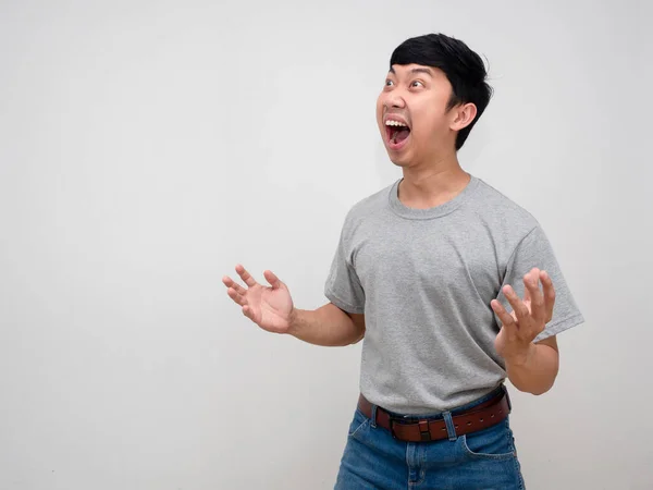 Ásia Homem Cinza Camisa Gesto Assombrado Sente Chocado Isolado — Fotografia de Stock