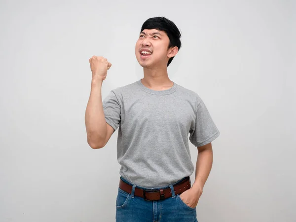 Positivo Asiático Hombre Gris Camisa Espectáculo Puño Arriba Siente Feliz — Foto de Stock