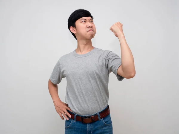 Positif Asiatique Homme Chemise Grise Montrer Poing Vers Haut Sent — Photo