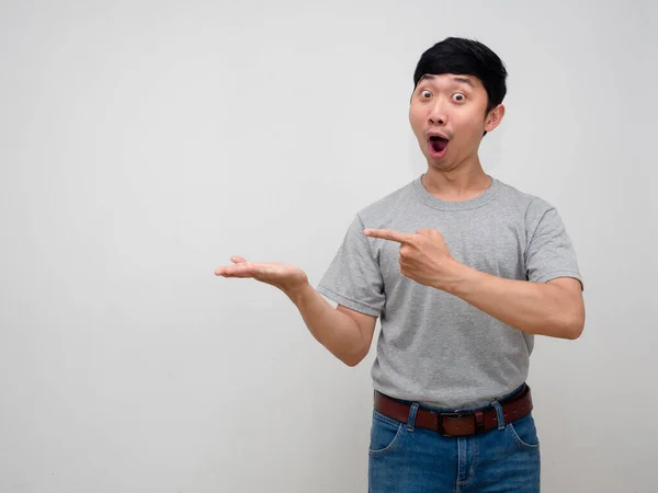 Asijské Muž Šedá Košile Show Prázdný Ruku Nahoru Gesto Ukazováček — Stock fotografie
