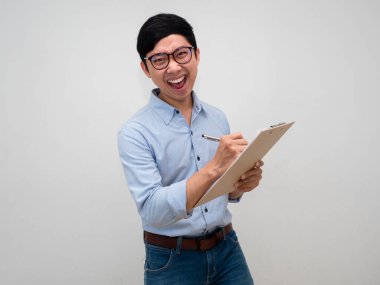 Pozitif iş adamı gözlük takıyor ve izole edilmiş belgeye başarılı bir jest yazısı yazdığı için mutlu.