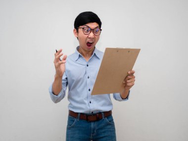 Asyalı işadamı mavi gözlük takıyor. Elindeki izole doküman panosuna baktıktan sonra şok oldu.