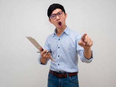 Erkek müdür gözlük takıyor. Kızgın duygu işareti yapıyor.