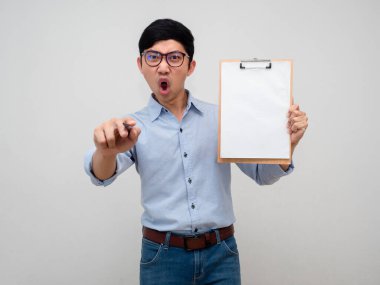 Erkek müdür gözlük takıyor. Kızgın duygu işareti yapıyor.