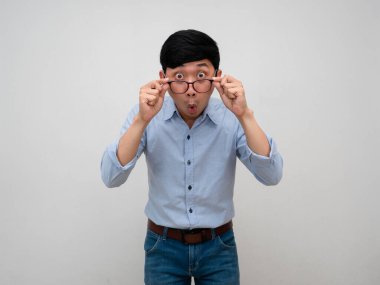 Asyalı işadamı şaşkın ve heyecanlı bir jest hisseder. Gözlüğünü çıkar ve yalnız görün.