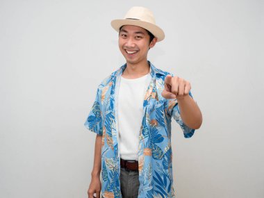 Pozitif turizm Asyalı plaj tişörtü. Nazik gülümseme.