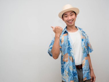Neşeli turizm Asyalı adam şapka takıyor, gülümsüyor ve fotokopi alanına işaret ediyor.