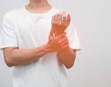 Erkek eli bilek atölyesinde yaralanmış.