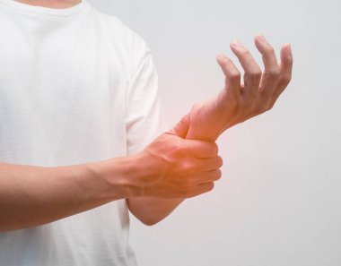 Erkek eli bilek atölyesinde yaralanmış.