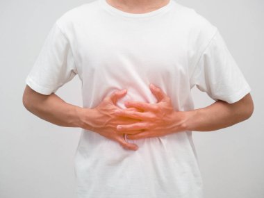 Yaklaş dostum. Karnını tut. Midesinin ağrıdığını hisset.