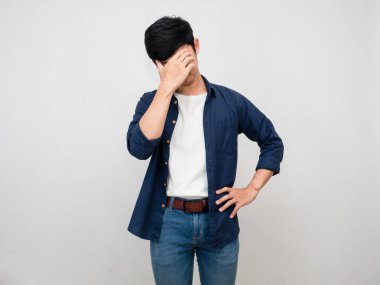 Asyalı adam jest yapıyor. Yüzüne yakın duruyor. Baş ağrısı ve depresyon hissediyor.
