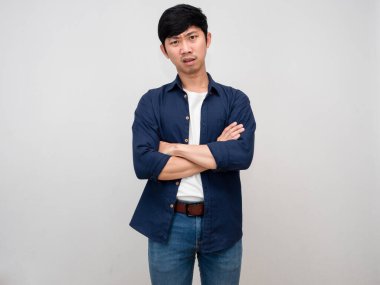 Asyalı işadamı kollarını kavuşturmuş dururken ciddi bir yüz ifadesi hissediyor