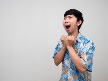 Asyalı gezgin plaj gömleği, izole edilmiş fotokopi alanına bakarken şaşkına dönüyor.