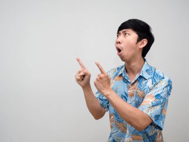 Asyalı turist mavi gömlekli adam fotokopi mekanında hareket parmağı heyecanlanıyor