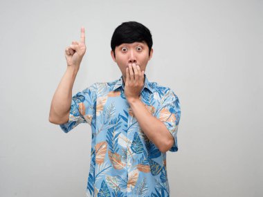 Pozitif turizm adamı plaj tişörtü jesti. Ağzını kapat.