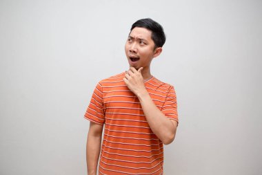 Asyalı turuncu gömlekli adam şaşırmış görünüyordu.