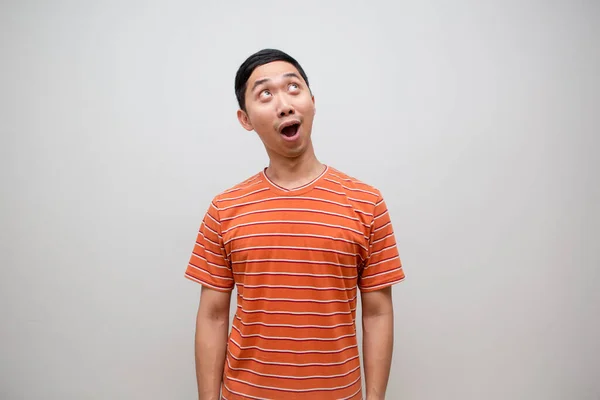 Азиатский Мужчина Оранжевая Рубашка Удивленное Лицо Глядя Вверх Изолированы — стоковое фото