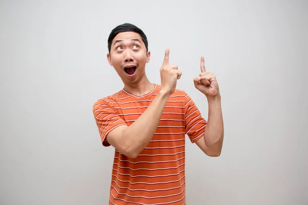 Asiatische Mann Orangefarbenes Hemd Fühlt Sich Erstaunt Geste Zeigefinger Nach — Stockfoto