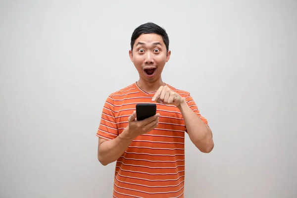Aziatisch Man Oranje Shirt Voelt Opgewonden Punt Vinger Naar Moblie — Stockfoto