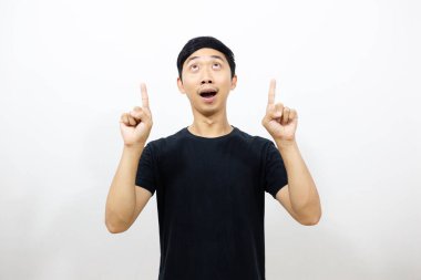 Pozitif Asyalı erkek siyah gömlek gülümsemesi ve işaret parmağı izole edilmiş.