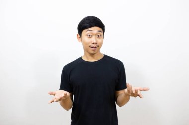 Asyalı siyah gömlekli adam elini kaldırınca kafası karışıyor.