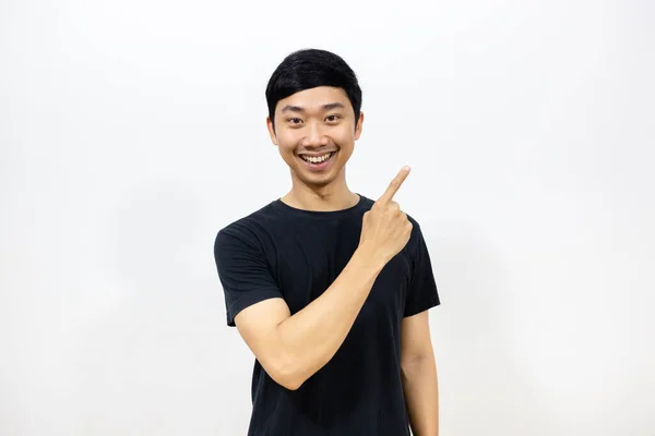 Guapo Asiático Hombre Sonrisa Mostrar Punto Dedo Aislado —  Fotos de Stock