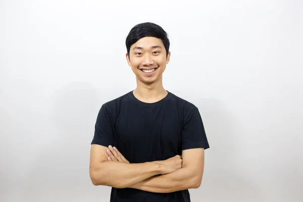 Positivo Asiático Hombre Negro Camisa Sonrisa Cruz Brazo Aislado —  Fotos de Stock