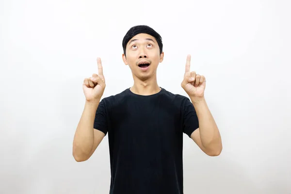Positivo Asiático Hombre Negro Camisa Sonrisa Gesto Dedo Arriba Aislado —  Fotos de Stock
