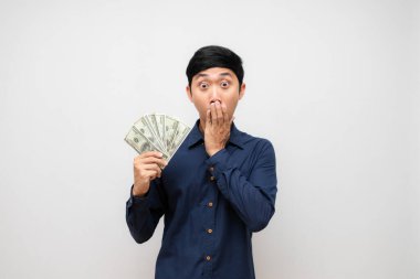 Asyalı genç adam, avucunun içinde çok para kazanacağı için heyecanlı.