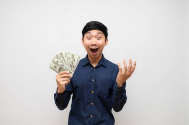 Asyalı bir adam, tek başına kazandığı para karşısında şok olur.