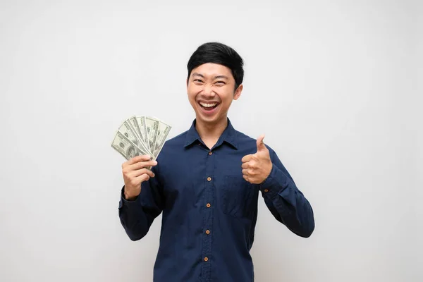 アジアの男ショーは 孤立した幸せな笑顔の答えで彼の手にお金を稼ぐ — ストック写真