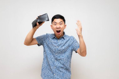 Asyalı zavallı mavi gömlekli adam cüzdanında hiç para olmadığı için şoka girdi.