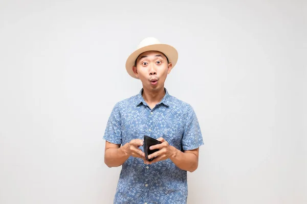 Positivo Asiático Hombre Azul Camisa Desgaste Sombrero Celebración Cartera Asombrado — Foto de Stock