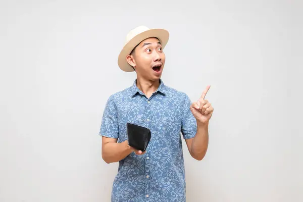 Positivo Asiático Hombre Azul Camisa Desgaste Sombrero Celebración Cartera Asombrado —  Fotos de Stock