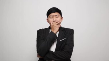 Asyalı siyah takım elbiseli adam iş hakkında düşünceli düşünceli.