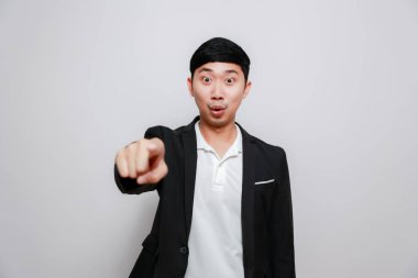 Asyalı siyah takım elbiseli, çapraz kollu düşünceli ve düşünceli.