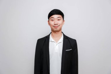 Asyalı siyah takım elbiseli, çapraz kollu düşünceli ve düşünceli.