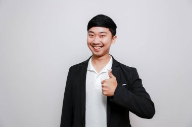 Asyalı siyah takım elbiseli, çapraz kollu düşünceli ve düşünceli.