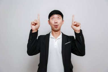 Asyalı siyah takım elbiseli, çapraz kollu düşünceli ve düşünceli.